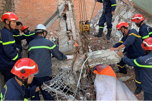 Sập tường công trình ở TPHCM, 2 người thương vong-1