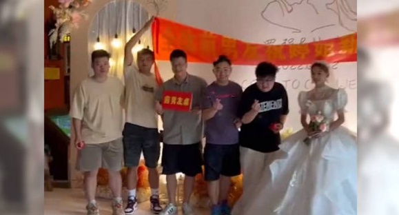 Đang đứng trên sân khấu đám cưới, cô dâu bất ngờ vì 9 người yêu cũ lên theo cùng khẩu hiệu cực lạ!-1