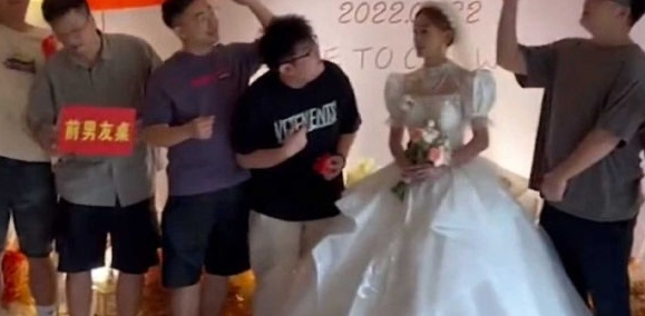 Đang đứng trên sân khấu đám cưới, cô dâu bất ngờ vì 9 người yêu cũ lên theo cùng khẩu hiệu cực lạ!-2