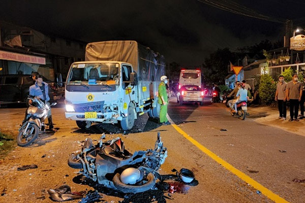 Xe máy đối đầu xe tải ở Đà Lạt, 2 nữ sinh thương vong-1