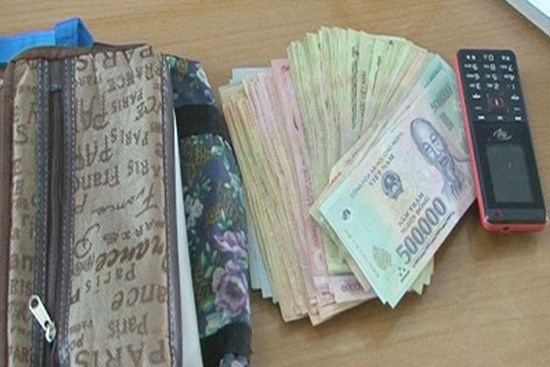 Người phụ nữ trộm túi xách chứa hơn 100 triệu đồng