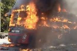 Clip: Ngọn lửa thiêu rụi xe buýt và ô tô sau va chạm trên đường-1