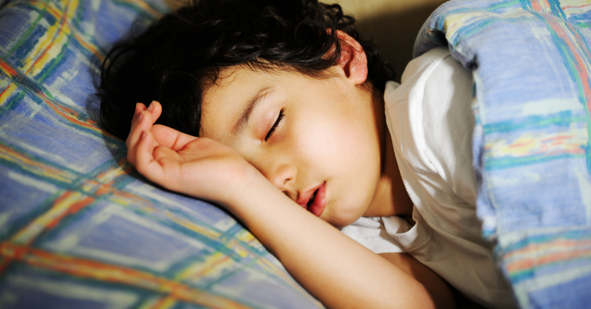 Trẻ 5 tuổi trằn trọc khó ngủ, thức giấc đột ngột giữa đêm vì 8 thủ phạm mà bố mẹ không hề hay biết-1