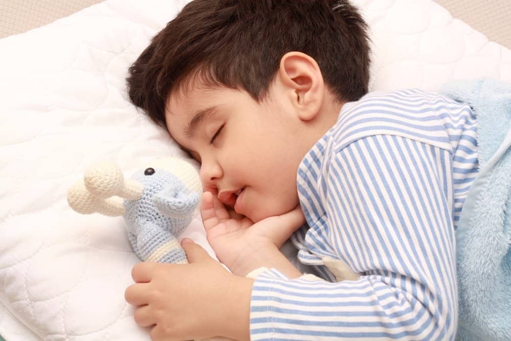 Trẻ 5 tuổi trằn trọc khó ngủ, thức giấc đột ngột giữa đêm vì 8 thủ phạm mà bố mẹ không hề hay biết-6