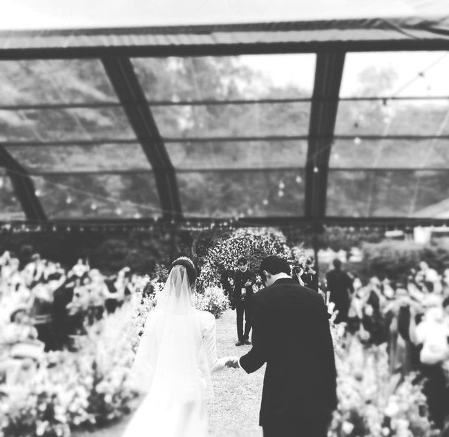 Cô dâu tháng 6 Jang Nara xinh đẹp rạng rỡ trong hôn lễ với chồng trẻ kém 6 tuổi-1