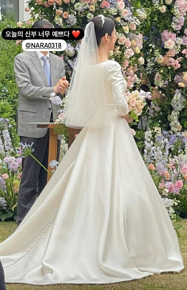 Cô dâu tháng 6 Jang Nara xinh đẹp rạng rỡ trong hôn lễ với chồng trẻ kém 6 tuổi-2