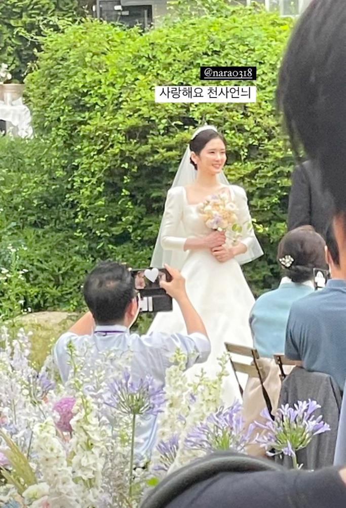 Cô dâu tháng 6 Jang Nara xinh đẹp rạng rỡ trong hôn lễ với chồng trẻ kém 6 tuổi-3