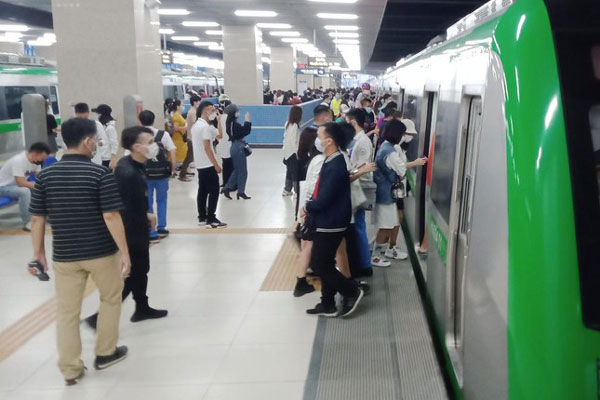 Hàng nghìn người dân chen chân xếp hàng đi thử tàu điện Nhổn - Ga Hà Nội-13