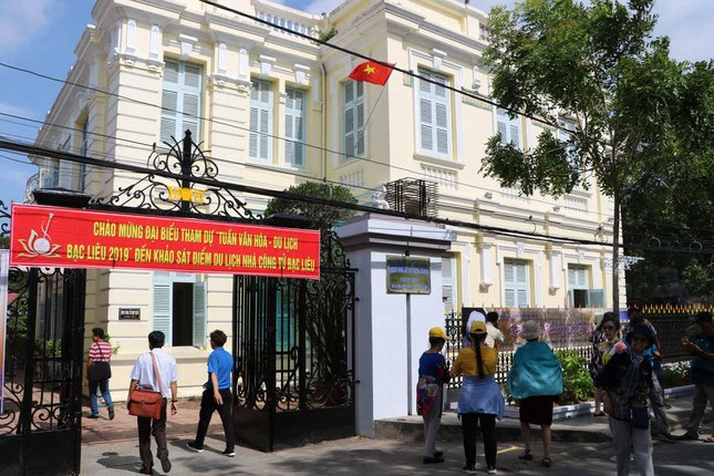 Con dâu công tử Bạc Liêu tiếp tục công việc bán sách-1