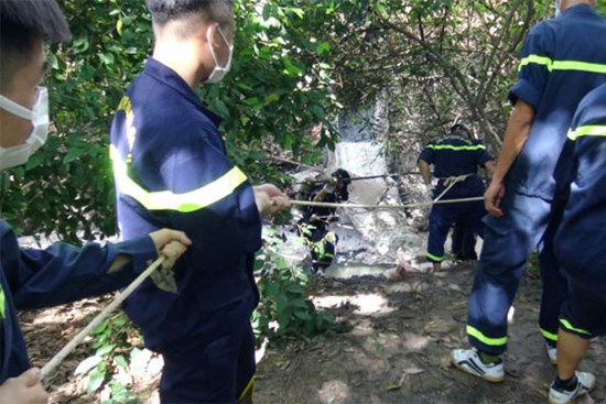 Ba người cùng gia đình tử vong dưới đường nước thải