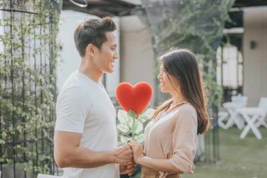 Nếu thấy đàn ông có 5 biểu hiện dưới đây, bạn phải xem xét kỹ bởi tình cảm đã sứt mẻ lắm rồi!