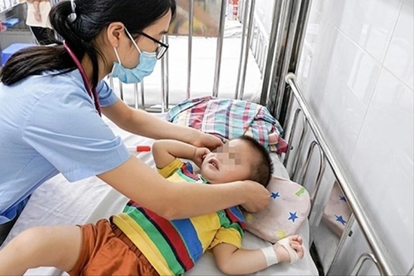 Bác sĩ chỉ sai lầm bố mẹ thường mắc phải khiến con mắc tay chân miệng đối diện nguy cơ trầm trọng-3