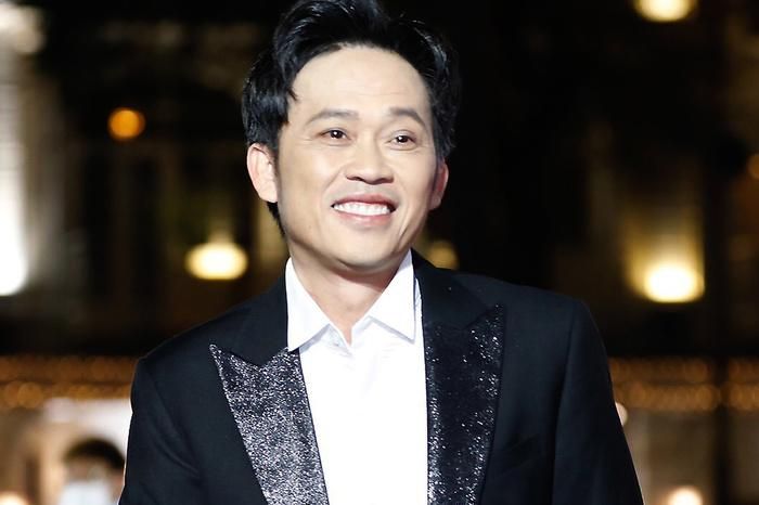 Xuất hiện clip Hoài Linh hát sai lời bản hit Ai chung tình được mãi trên sân khấu hội chợ-1