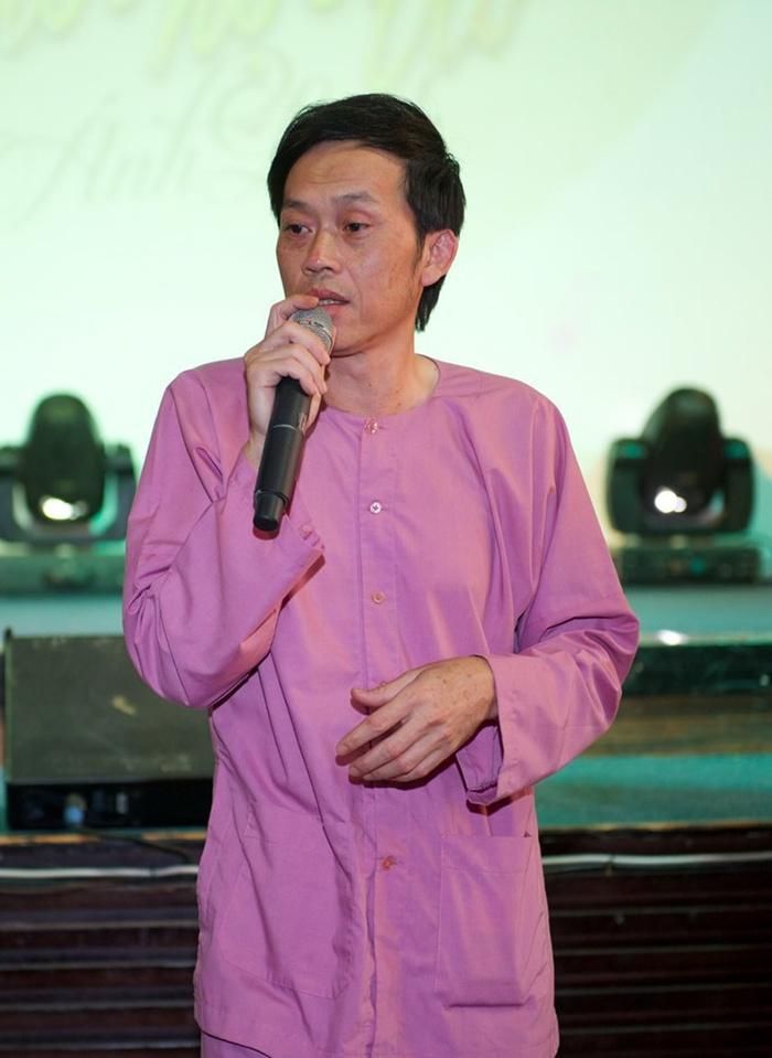 Xuất hiện clip Hoài Linh hát sai lời bản hit Ai chung tình được mãi trên sân khấu hội chợ-2