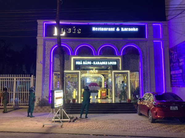 Nữ tiếp viên thoát y hát với khách trong phòng karaoke-2