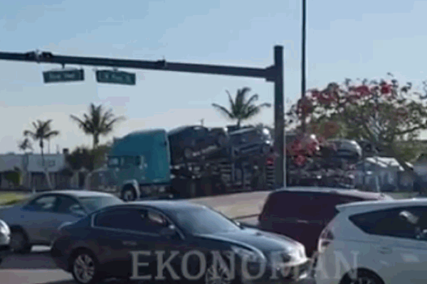 Clip: Kẹt giữa đường ray, xe tải chở ôtô bị tàu đâm như phim hành động