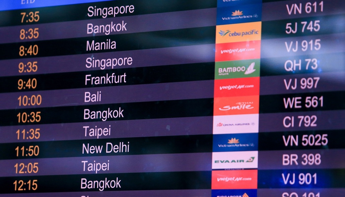 Quang Hải diện đồ đen tới sân bay, quá cảnh tại Đức trước khi đến Pháp ký hợp đồng-9