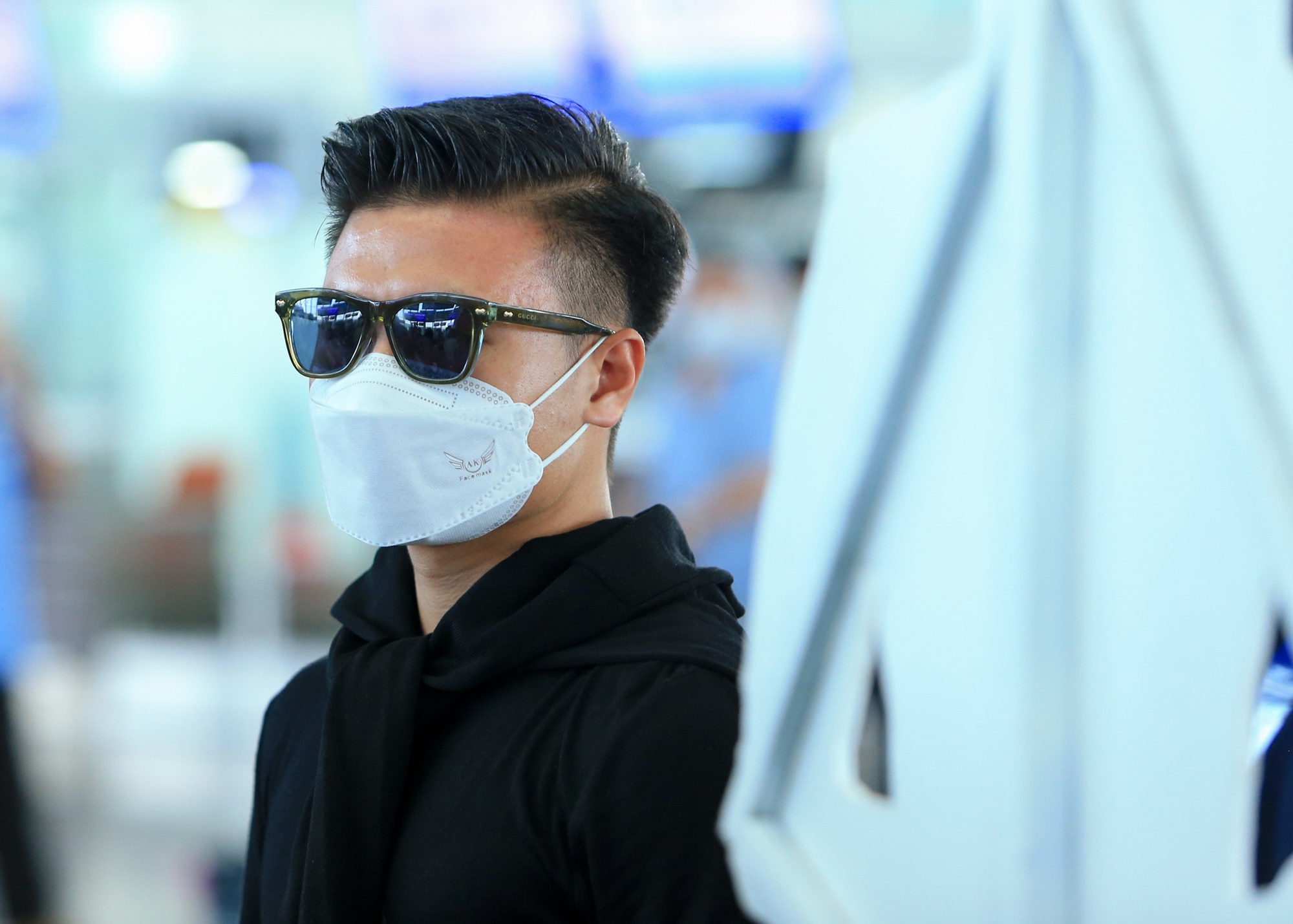 Quang Hải diện đồ đen tới sân bay, quá cảnh tại Đức trước khi đến Pháp ký hợp đồng-7