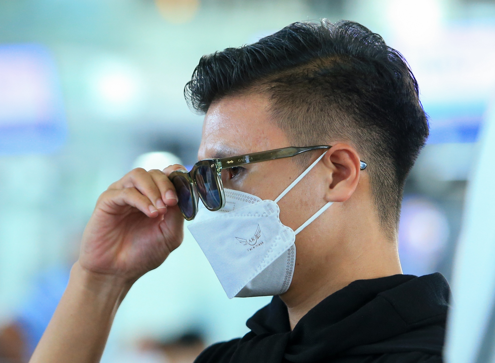 Quang Hải diện đồ đen tới sân bay, quá cảnh tại Đức trước khi đến Pháp ký hợp đồng-5