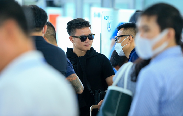 Quang Hải diện đồ đen tới sân bay, quá cảnh tại Đức trước khi đến Pháp ký hợp đồng-10