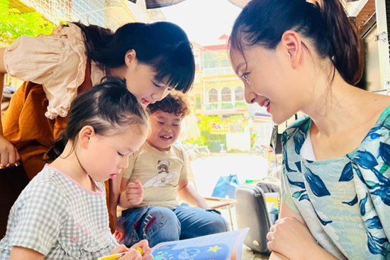 Lan Phương đưa con gái đến phim trường