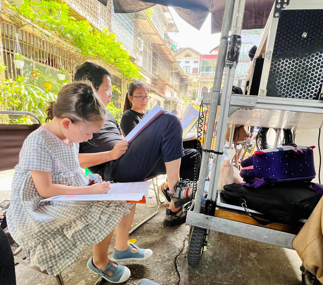 Lan Phương đưa con gái đến phim trường-6