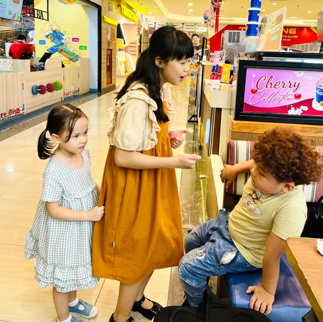 Lan Phương đưa con gái đến phim trường-11