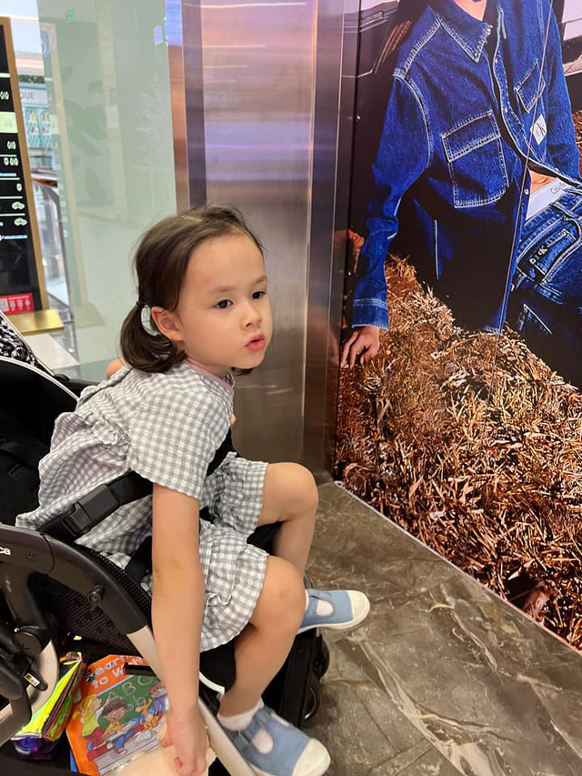 Lan Phương đưa con gái đến phim trường-9