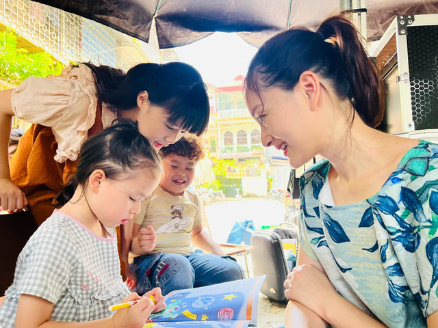 Lan Phương đưa con gái đến phim trường-4