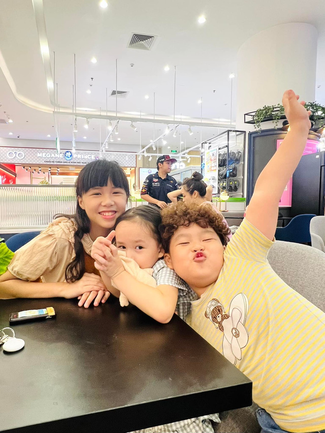 Lan Phương đưa con gái đến phim trường-1