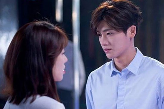 Chồng đi làm về thấy cửa khóa, đợi 2 tiếng vợ mới ra mở thì sững sờ trước người đàn ông 'vừa lạ vừa quen'