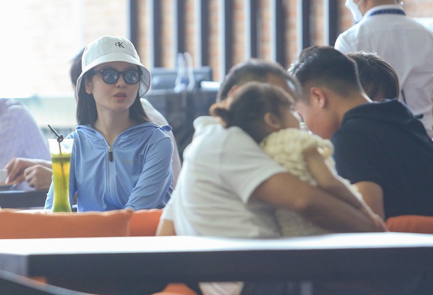 Quang Hải ngượng ngùng tạm biệt người yêu, được cháu gái hôn má trước khi sang Pháp-3