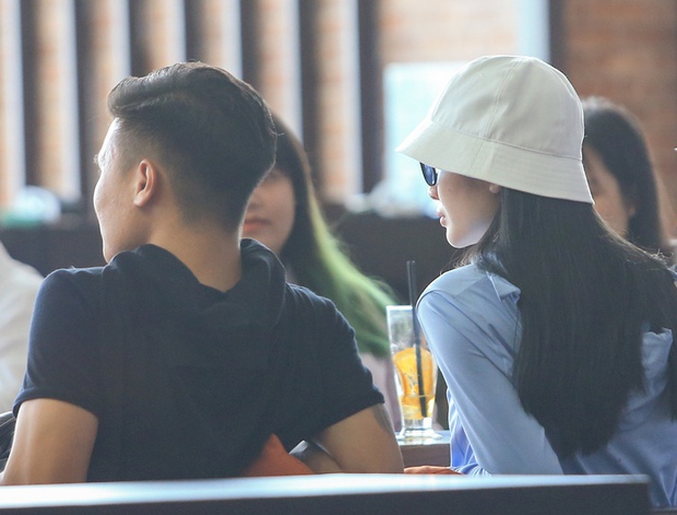 Quang Hải ngượng ngùng tạm biệt người yêu, được cháu gái hôn má trước khi sang Pháp-4