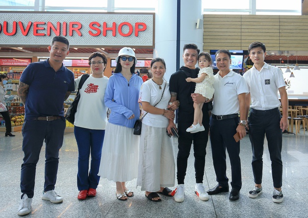 Quang Hải ngượng ngùng tạm biệt người yêu, được cháu gái hôn má trước khi sang Pháp-5