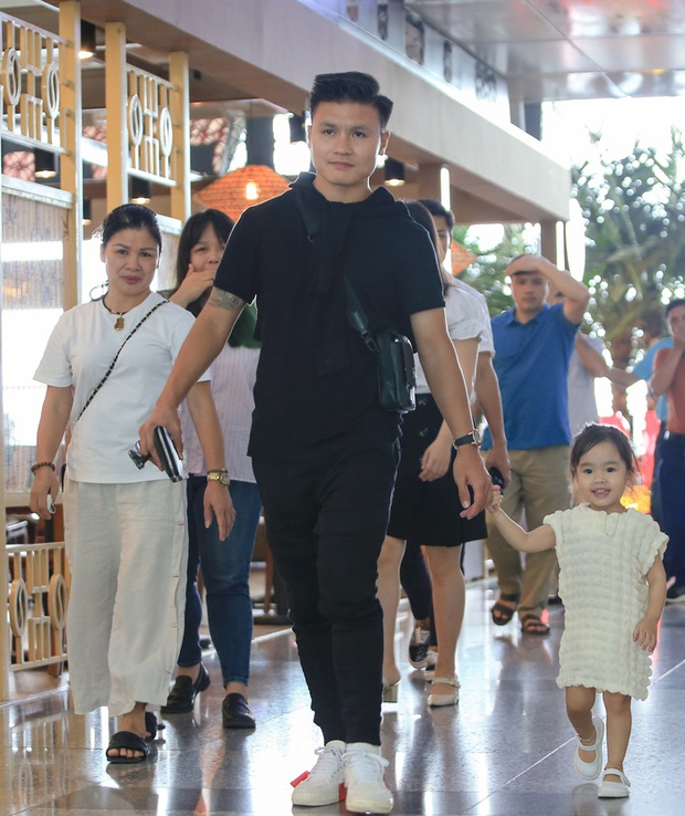 Quang Hải ngượng ngùng tạm biệt người yêu, được cháu gái hôn má trước khi sang Pháp-7