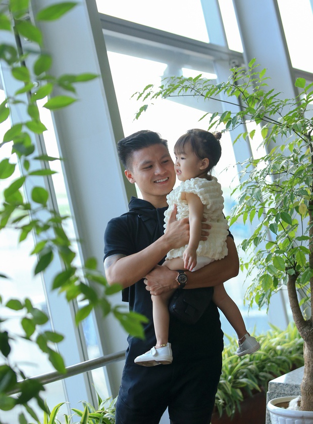 Quang Hải ngượng ngùng tạm biệt người yêu, được cháu gái hôn má trước khi sang Pháp-8