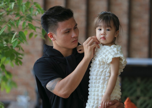 Quang Hải ngượng ngùng tạm biệt người yêu, được cháu gái hôn má trước khi sang Pháp-9