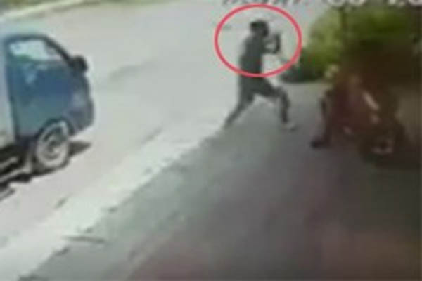 CSGT giải cứu thành công cô gái đang mang bầu định nhảy sông Đuống tự tử-2