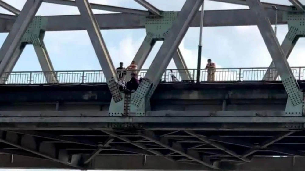 CSGT giải cứu thành công cô gái đang mang bầu định nhảy sông Đuống tự tử-1