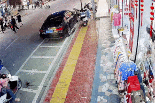 Dừng xe quên tắt máy, 2 mẹ con bất ngờ lao vào ô tô rồi ngã ra đường