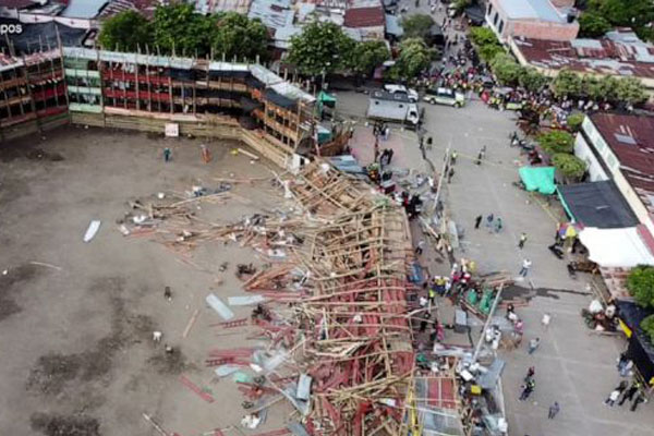 Sập khán đài đấu bò, hàng trăm người thương vong-1