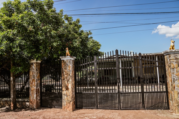 Về Tây Ninh nghe hàng xóm hóng chuyện Tân Hoa hậu: Trước HHen Niê ngồi máy cày, giờ Ngọc Châu đi xe bò diễu hành là vui nữa-8