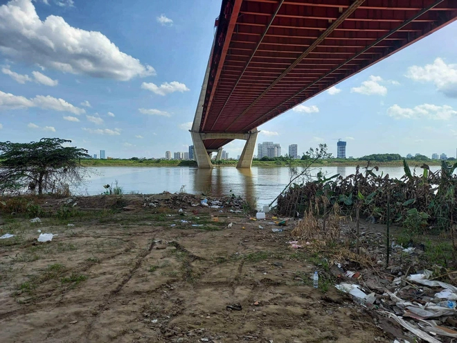 Thi thể dưới sông Hồng là tài xế bỏ xe Santa Fe trên cầu Thăng Long-1