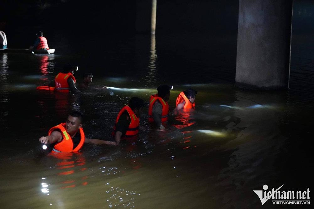 Cả trăm người dàn hàng ngang dưới nước tìm kiếm 3 học sinh mất tích-2