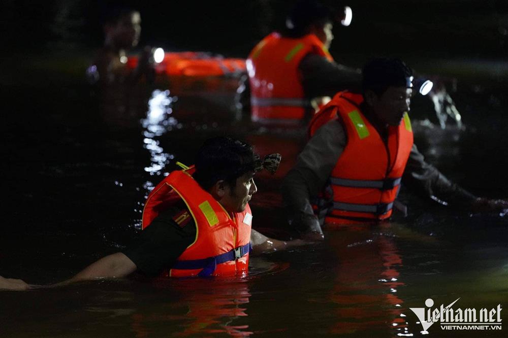 Cả trăm người dàn hàng ngang dưới nước tìm kiếm 3 học sinh mất tích-3