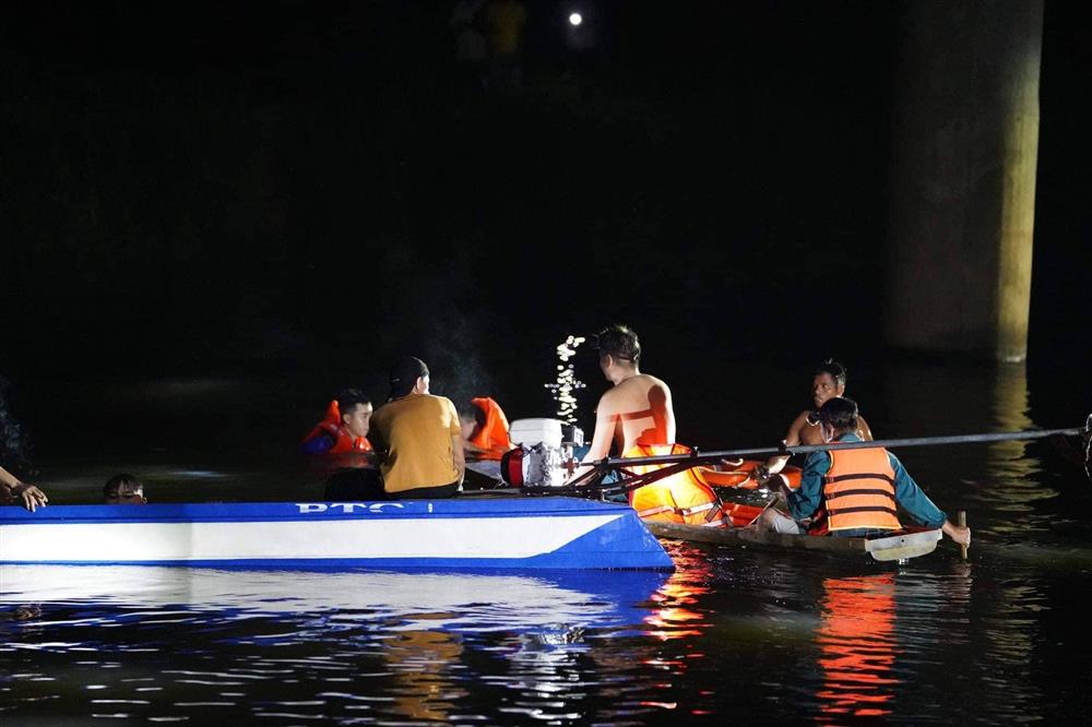 Cả trăm người dàn hàng ngang dưới nước tìm kiếm 3 học sinh mất tích-5