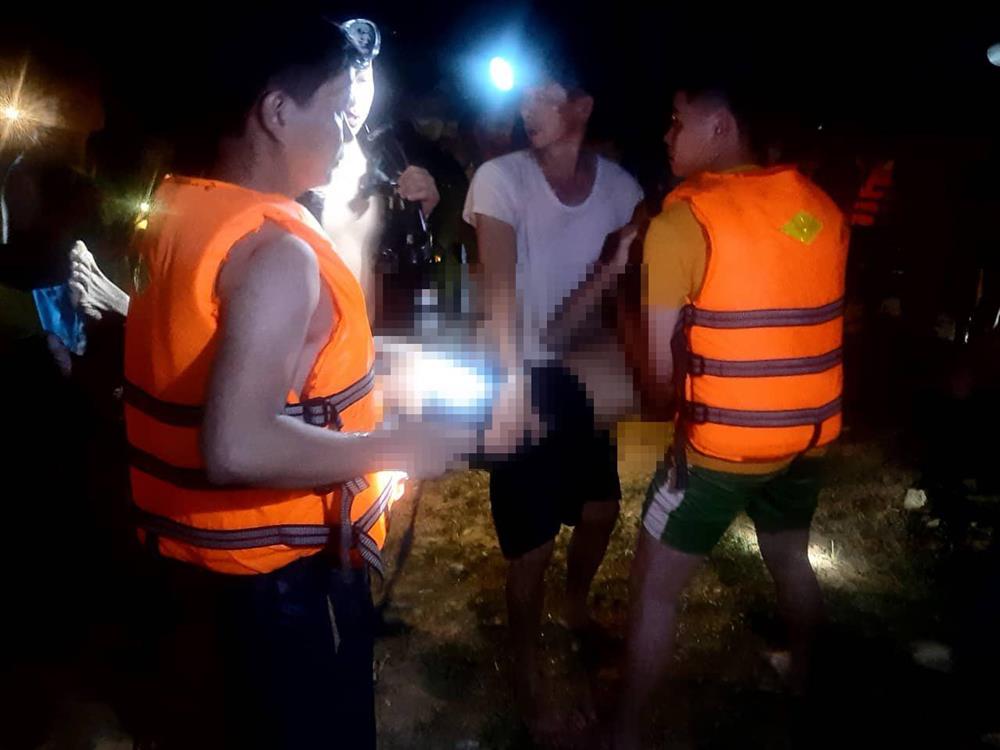 Cả trăm người dàn hàng ngang dưới nước tìm kiếm 3 học sinh mất tích-8
