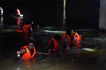 Cả trăm người dàn hàng ngang dưới nước tìm kiếm 3 học sinh mất tích