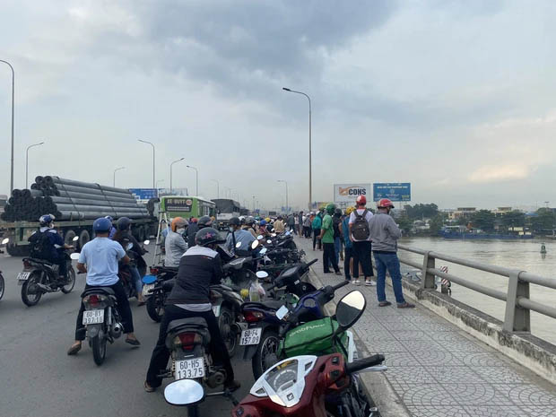 Bỏ lại hộ khẩu trên cầu, người phụ nữ nhảy xuống sông-1