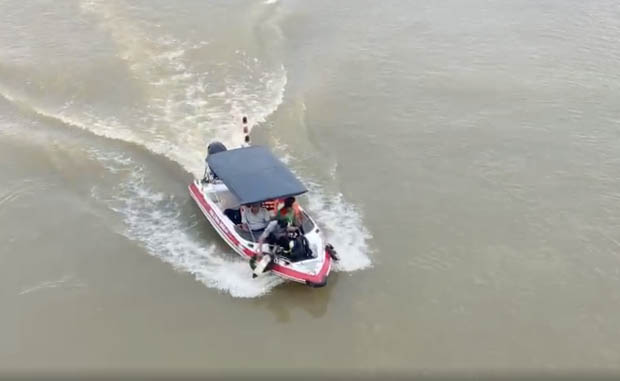 Bỏ lại hộ khẩu trên cầu, người phụ nữ nhảy xuống sông-2